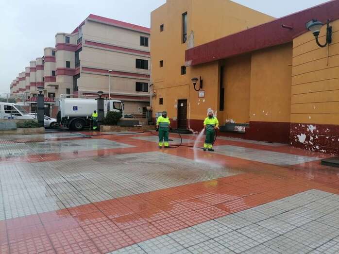 Operarios de limpieza en la plaza de La Garita/TA.
